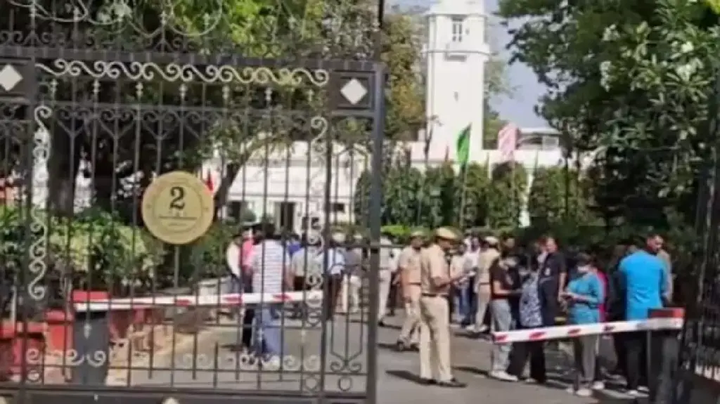 110526-delhi-assembly-gate