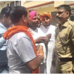 बिफरे हिन्दूवादी संगठन के कार्यकर्ता, आगरा में लेंसकार्ट आउटलेट पर किया विरोध प्रदर्शन, पुलिस ने रोका